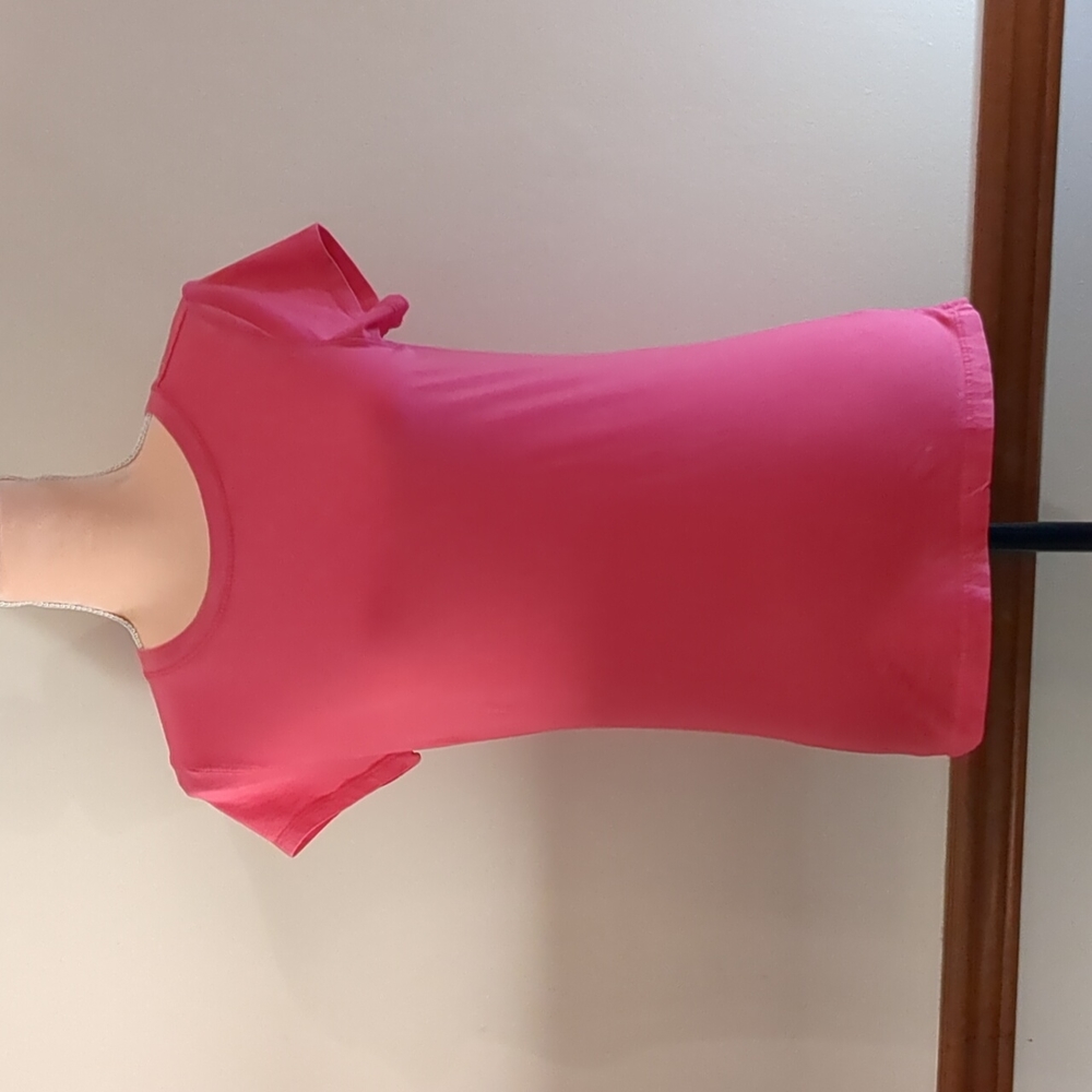 Universal Thread bright pink short sleeved t-shirt, sized XS, NWOT